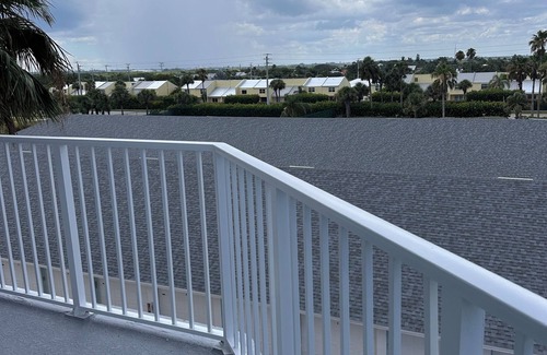Fort Pierce Shores Condo | 3-bdr , 2bth condo Ocean front in N. Hutchinson Island Fl, w/fitness room, WiFi