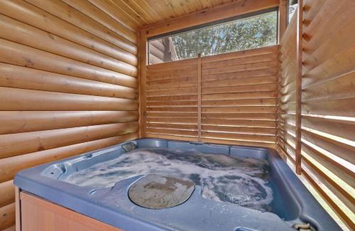 White Oak Lodge House | 3 BDR Log Cabin in Cozy Resort with Private Hot Tub