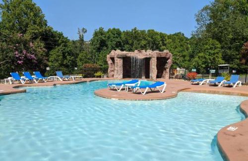 White Oak Lodge House | 3 BDR Log Cabin in Cozy Resort with Private Hot Tub
