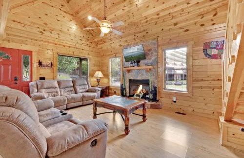 White Oak Lodge House | 3 BDR Log Cabin in Cozy Resort with Private Hot Tub