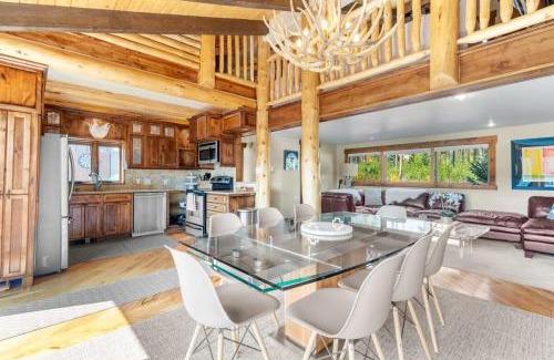 Breckenridge House | 3 BDR Retreat with Stunning Mountain and Forest Views