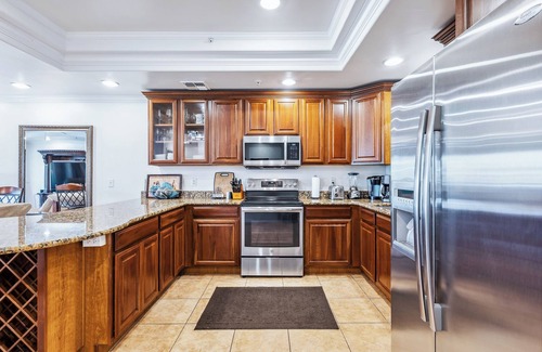 Bullhead City Condo | 3 BDR Riverfront Resort w/pool, spa, dock & launch!