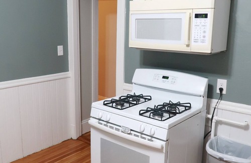 Harbor View - Orient Heights House | 3 bdrm apt near Airport&Downtown