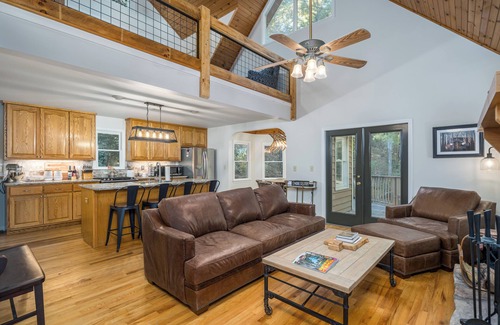 Walnut Mountain Cabin | 3-bdrm cabin in Ellijay, gated community, outdoor firepit and pool access