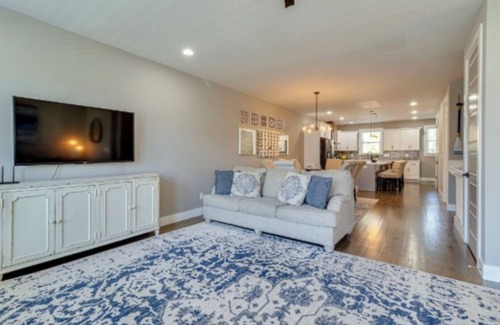 Lakewood House | 3-bdrm Nashville townhome - steps to lake & 20 min to Downtown Nashville