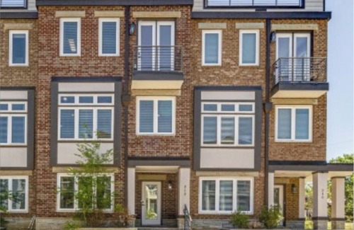 Lakewood House | 3-bdrm Nashville townhome - steps to lake & 20 min to Downtown Nashville