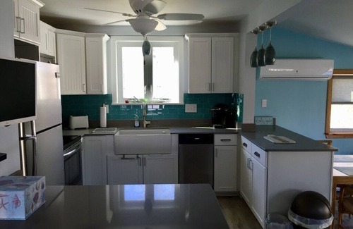 Narragansett Pier House | 3 Bed 1.5 bath cottage in walking distance to Narragansett Town Beach & Pier