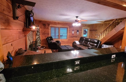 Ellijay Cabin | 3 bed/2 bath Cozy Cabin on the Coosawattee River with HotTub & Fireplace