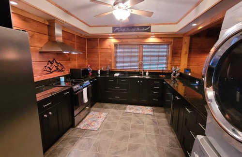 Ellijay Cabin | 3 bed/2 bath Cozy Cabin on the Coosawattee River with HotTub & Fireplace