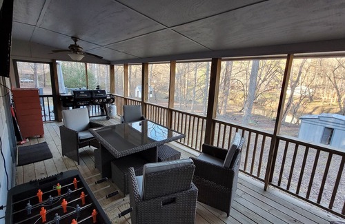 Ellijay Cabin | 3 bed/2 bath Cozy Cabin on the Coosawattee River with HotTub & Fireplace
