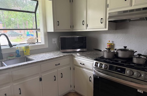 Valdosta House | 3 bed/2 bath home minutes from I-75 and Wild Adventures; WiFi, laundry, kitchen