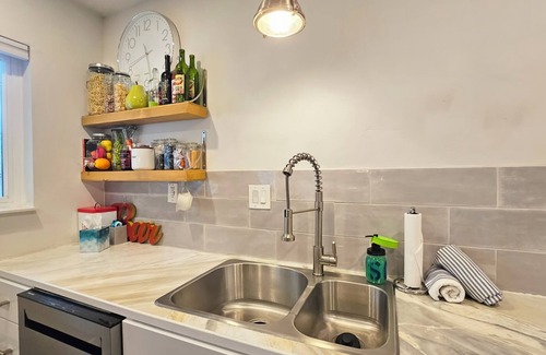 Albuquerque House | 3 Bed/2 Bath home sleeps 6! Near Nob Hill, UNM, Uptown Shopping & Dining + More!