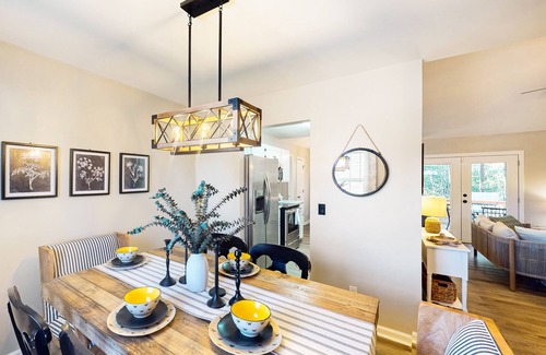 Savannah House | 3 bed /2 bath home w/High-End Finishes & Private Backyard