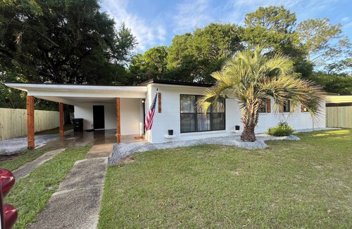 Southeast Pensacola House | 3-bed 2- bath house in Pensacola with sunroom, AC and WiFi. Close to air port.