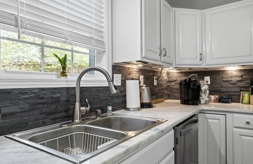 Paducah House | 3 Bed/2 Bath Modern 1400 sq ft Home in Quiet Paducah Neighborhood near winery.