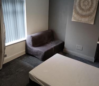 Warrington House | 3 Bed-2 Bath-Sleeps 4-Free Parking