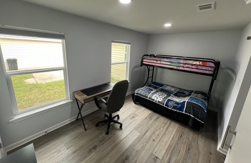 Clifton House | 3 bed, 2 bath walking distance from Lake Whitney and the Whitney Ridge resort!