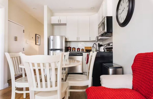 Williamsburg House | 3 BED 2 BATH Williamsburg Brooklyn APARTMENT in Classic Brick Townhouse