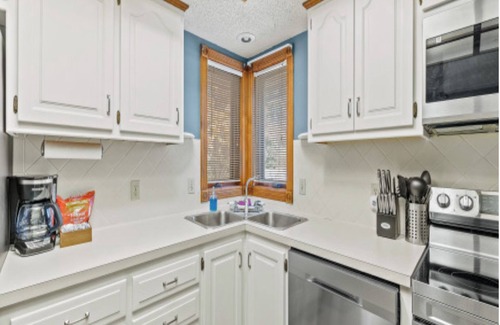 Springfield House | 3 bed 2 bath with 2 car garage fully furnished everything new