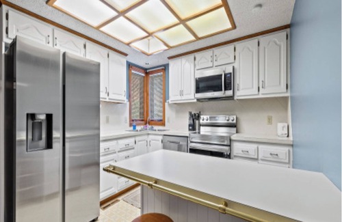 Springfield House | 3 bed 2 bath with 2 car garage fully furnished everything new