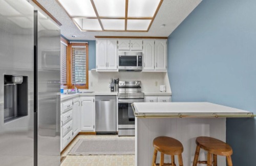 Springfield House | 3 bed 2 bath with 2 car garage fully furnished everything new