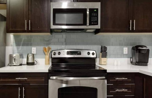 Westwood Apartment | 3 bed, 2 full bath Apt on the Wilshire Corridor