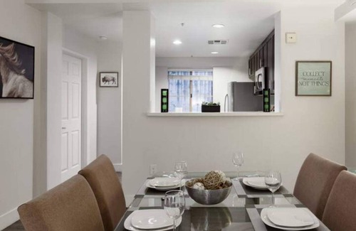 Westwood Apartment | 3 bed, 2 full bath Apt on the Wilshire Corridor