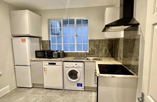 City of Westminster Apartment | 3 bed/3 Bath Brand New Flat, Patio, Sky TV, AC