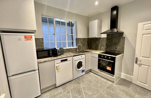 City of Westminster Apartment | 3 bed/3 Bath Brand New Flat, Patio, Sky TV, AC