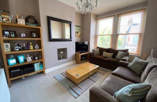 Tooting Apartment | 3 bed Apartment in Colliers Wood