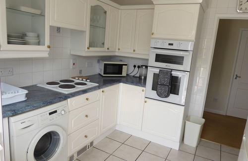 Highcliffe-on-Sea House | 3 bed bungalow with large garden. discount on selected dates for weekly bookings