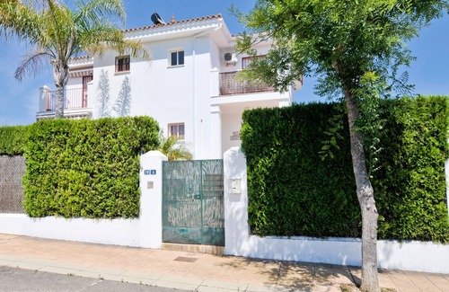 El Portil Villa | 3 bed/bathroom villa with own pool, free wifi, beach, bars & restaurants.
