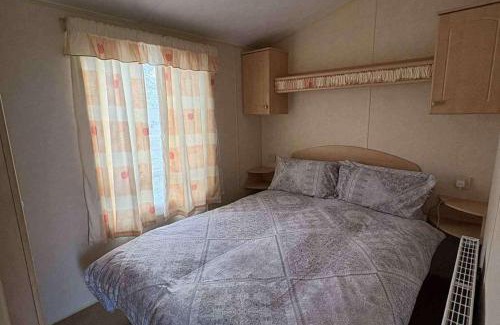 Winestead House | 3 Bed Cabin - Sleeps 6 - Pool - Parking - Wifi