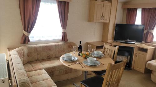 Winestead House | 3 Bed Cabin - Sleeps 6 - Pool - Parking - Wifi