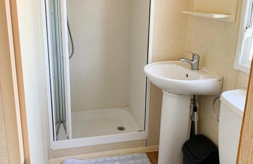 Colchester House | 3 Bed Caravan-Sleeps 6-Pet Friendly-Near the Beach