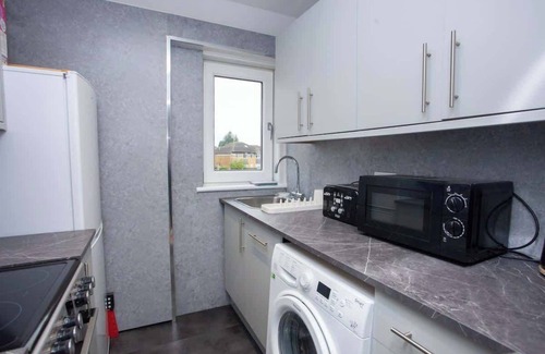 Glasgow Apartment | 3 Bed Cottage Flat with Parking