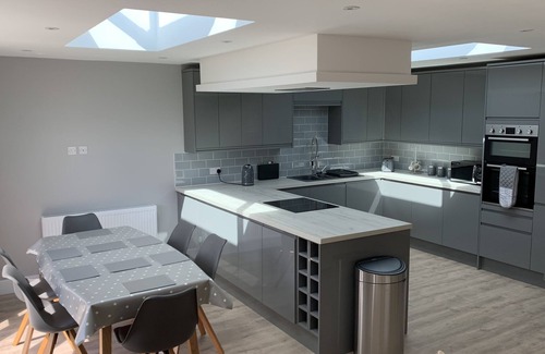 Littlehampton House | 3 bed detached bungalow with a large open plan kitchen living room