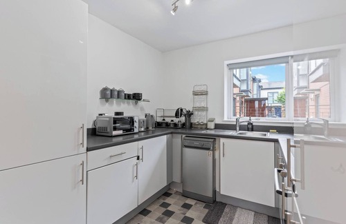 The Westside House | 3-Bed Elegant House Near Museums, Bullring & Parks