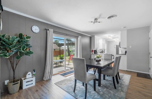 Richardson House | 3-Bed Haven - 6 pple Hot tub, King bed, Pool & ping pong table, Grill, Fire pit