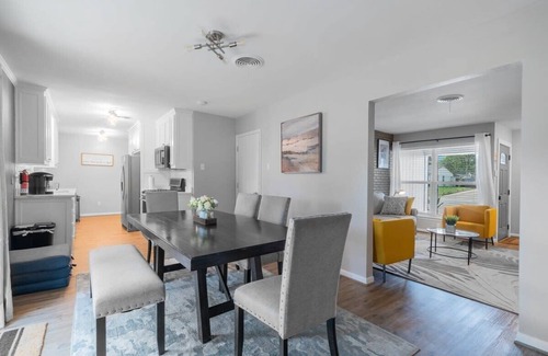 Richardson House | 3-Bed Haven - 6 pple Hot tub, King bed, Pool & ping pong table, Grill, Fire pit