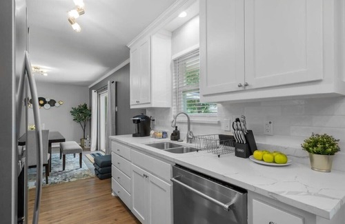 Richardson House | 3-Bed Haven - 6 pple Hot tub, King bed, Pool & ping pong table, Grill, Fire pit