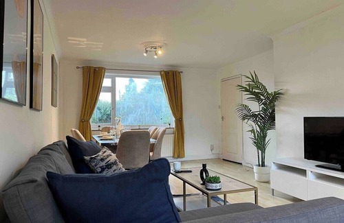 Southborough House | 3 Bed House Tunbridge Wells with Parking - Sleeps 7