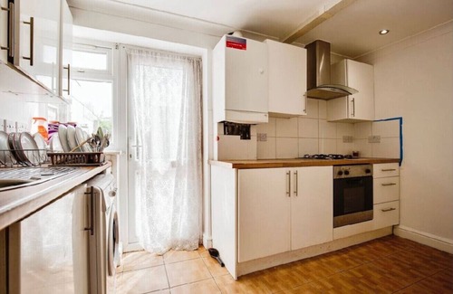 London Borough of Ealing House | 3-Bed Home in Heathrow Easy Access to London