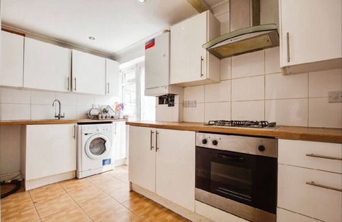 London Borough of Ealing House | 3-Bed Home in Heathrow Easy Access to London