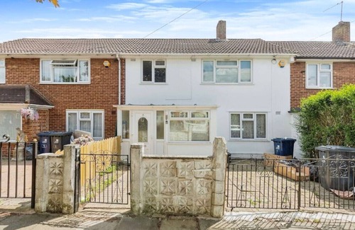 London Borough of Ealing House | 3-Bed Home in Heathrow Easy Access to London