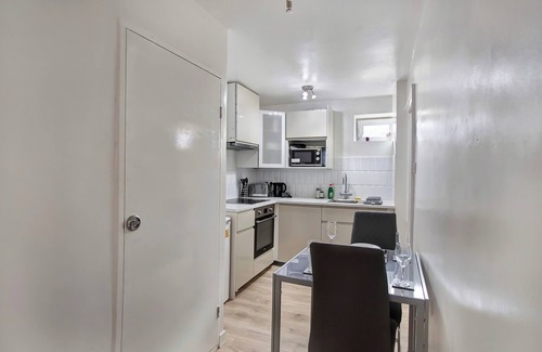 Newham House | 3 Bed Home w/ 2 Bathrooms &free parking Sleeps 6