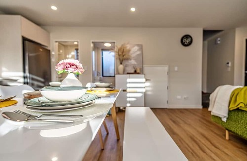 Riccarton House | 3 bed home with pool table near Westfield Mall