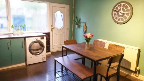 Nottingham House | 3 Bed House Close to Town & Cricket Ground