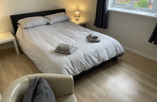Forsbrook House | 3-Bed House in Stoke-on-Trent Free Sky Free Wifi