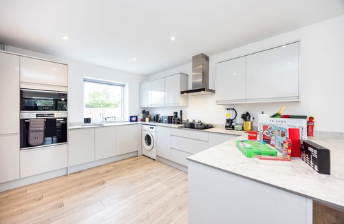 Sittingbourne House | 3 Bed House | Kent | Sleeps 7 | Contractors | Leisure Stays